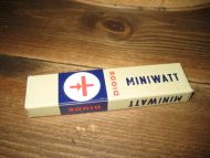 Eske med innhold, MINIWATT DIODE, BZZ25