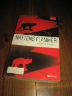 DARE, JUSTINE. NATTENS FLAMMER. 2002.