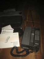 Gammel og meget tung PHILLIPS mobiltelefon, det var tider det!! Modell PRV5031. Ligg i pen bag.