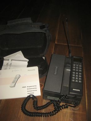 Gammel og meget tung PHILLIPS mobiltelefon, det var tider det!! Modell PRV5031. Ligg i pen bag.