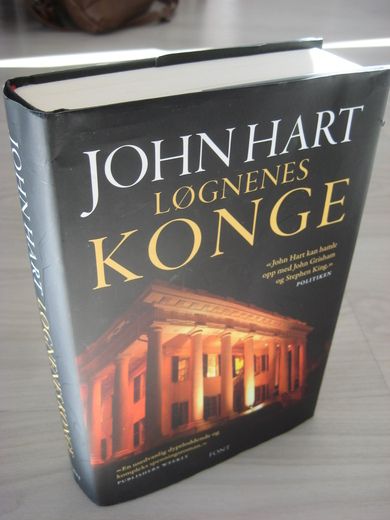 HART, JOHN: LØGNENES KONGE. 2008.