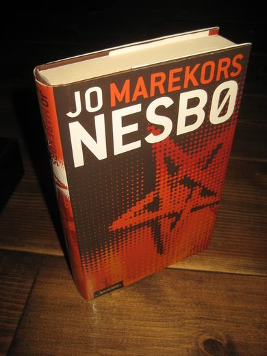 NESBØ, JO: MAREKORS. 2003. 