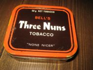 Blikkeke, BELL'S Three Nuns TOBACCO. 60 tallet, ca 11 * 11 cm stor. 