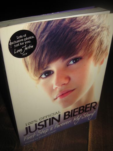 JUSTIN BIEBER. First Step Forever: My Story. 2011.