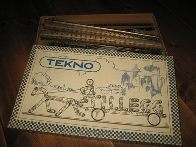 TEKNO eske med innhold, 50-60 tallet. Forsida tegna av Ellingsen. 