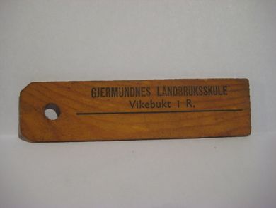 Reklame merke fra GJERMUNDNES LANDBRUKSSKULE, Vikebukt i R. 60 tallet.