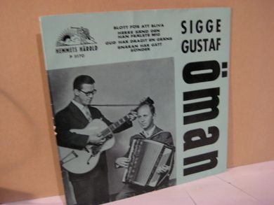 SIGGE OCH GUSTAF OMAN SJUNGER OCH SPELAR. P5170..  1961