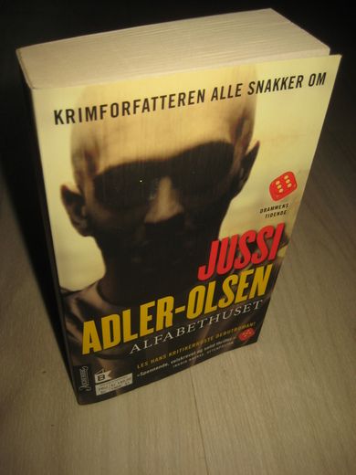 ADLER, OLSEN: ALFABETHUSET. 2016.