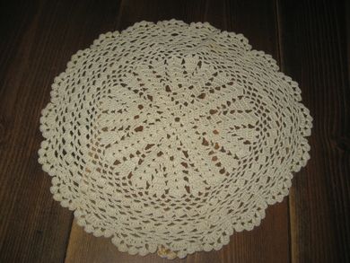 Stor, pen brikker, ca 25 cm i diameter.