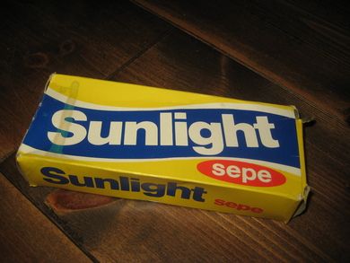 Eske med innhold, SUNLIGHT sepe. Fra Lilleborg, 1972. 