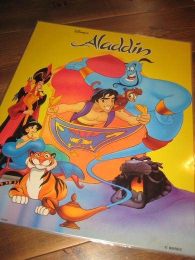 Pen, ubrukt, plastbelagt plakat fra  Disney, ca 41*51 cm stor,  ALADDIN. 2000.  Dette er plakat nr 11