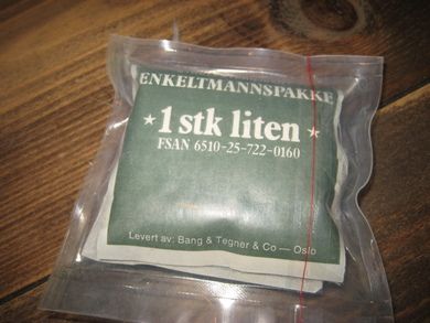 Uåpna, pakke med ubrukt innhold, ENKELTMANNSPAKKE,  liten, fra militært overskuddslager, 60 tallet.