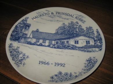 Pen platte, ca 20 cm i diameter, HAUKETO & PRINSDAL KIRKE. 1966-1992. 