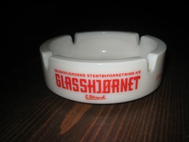 Askebeger med reklame fra GLASSHJØRNET, Skien. 60-70 tallet.