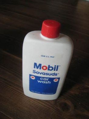 Plastflaske MOBIL car wash, med noe innhold, 60 tallet