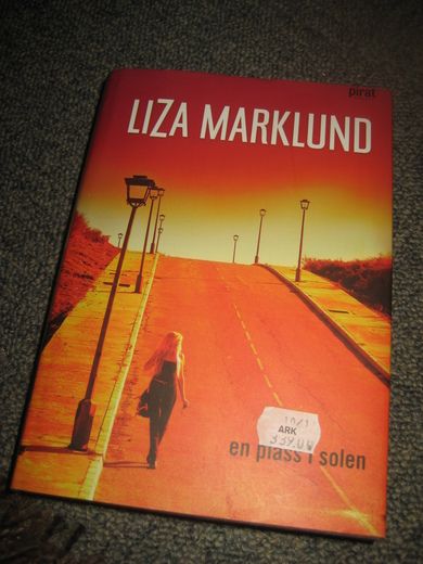 MARKLUND, LIZA: en plass i solen. 2008.