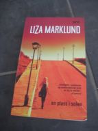 MARKLUND, LIZA: EN PLASS I SOLEN. 2008.