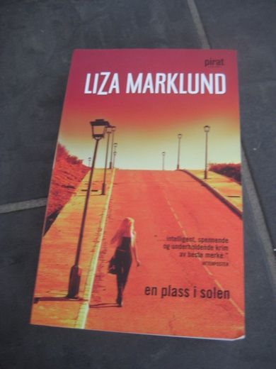 MARKLUND, LIZA: EN PLASS I SOLEN. 2008.