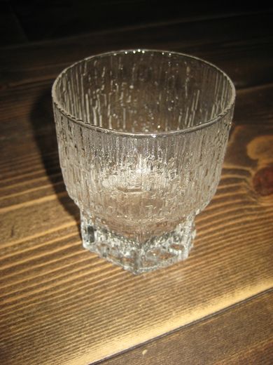 Pent glass fra 80 tallet, ca 8.5 cm høgt