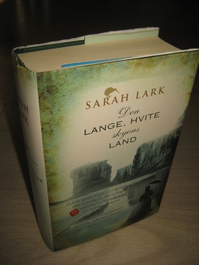 LARK: DEN LANGE, HVITE SKYENS LAND. 2013.