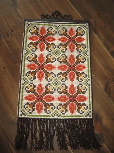 Brodert veggteppe med smijernsoppheng, ca 43*62  cm stort. 50-60 tallet. 