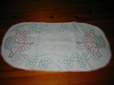 Oval, brodert duk.                           60 tallet.