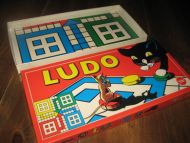 Eske med delvis innhold, brikker mangler. LUDO.