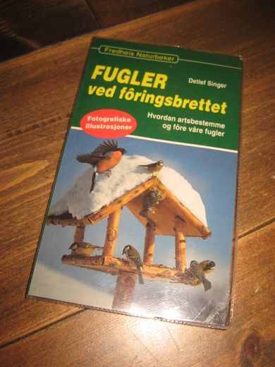 FUGLER VED FORINGSBRETTET. Hvordan srtsbestemme og fore våre fugler. 