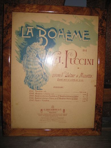 Notehefte (forside?)  i glass og ramme, LA BOHEME DI G. PUCCINI. MCMXI.