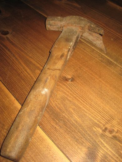 Gammel og velbrukt hammer , heimesmidd på arden i gamle dager, ca 30 cm lang. 