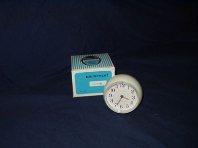 En meget pen vekkerklokke, WESTCLOCK, truleg fra 70-80 tallet, kvit plast