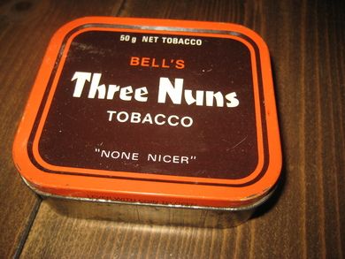 Blikkeke, BELL'S Three Nuns TOBACCO. 60 tallet, ca 11 * 11 cm stor. 