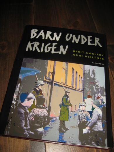 Nøkleby: BARN UNDER KRIGEN. 2000.