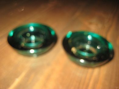 Grønnt glass, for telys, 2 stk, selges under ett. Ca 8 cm i diameter.