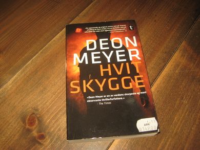 MEYER: HVIT SKYGGE. 2011.