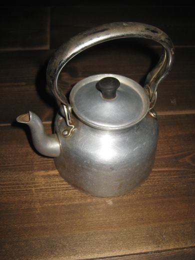 Høyang 0.6 liter kaffekjel, 12 cm høg. 50 tallet.