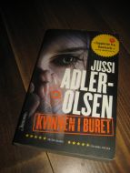 ADLER OLSEN: KVINNEN I BURET. 2013. 