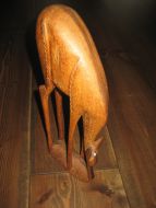 Pen hjort i teak, ca 31 cm høg. 70 tallet.