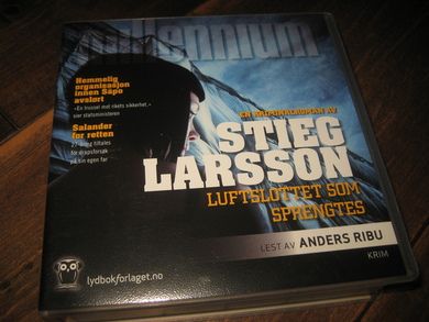 LARSSON, STIEG:LUFTSLOTTET SOM SPRENGDES. Lest av Anders Bru, 18 CD, ca 23.5 time. 