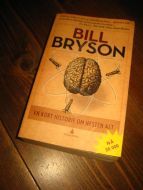 BRYSON, BILL: EN KORT HISTORIE OM NESTEN ALT. 2010.