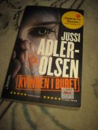 ADLER OLSEN: KVINNEN I BURET. 2012.