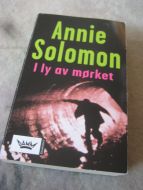 SALOMON, ANNIE: I LY AV MØRKET. 2006.