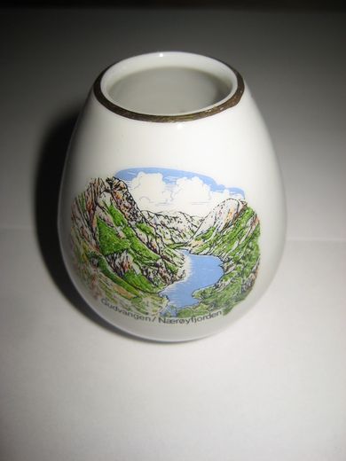 Pen vase for tannpirkere etc, ca 6 cm høg, reklame for Gudvangen / Nærøyfjorden. 60 tallet. 