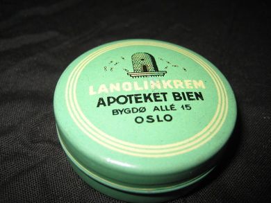 Strøken og ubrukt blikkeske uten innhold, LANOLINKREM  fra APOTEKET BIEN, OSLO, 50 tallet.