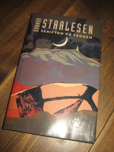 STAALESEN, GUNNAR: SKRIFTEN PÅ VEGGEN. 1995. 