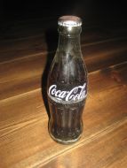 Uåpna Coca Cola flaske fra 70 tallet. 20 cm høg.