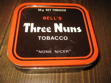 Blikkeke, BELL'S Three Nuns TOBACCO. 60 tallet, ca 11 * 11 cm stor. 