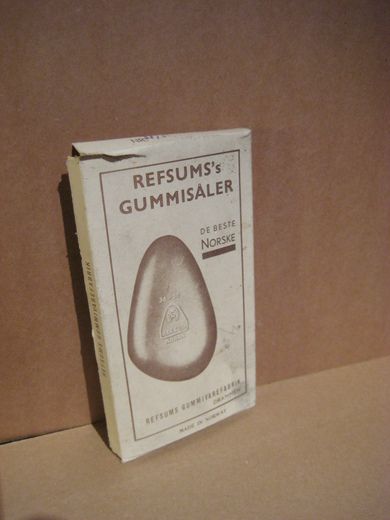 Pakke med innhold, REFSUMS GUMMISÅLER fra Refsums Gummivarefabrik, Drammen. 50 tallet.