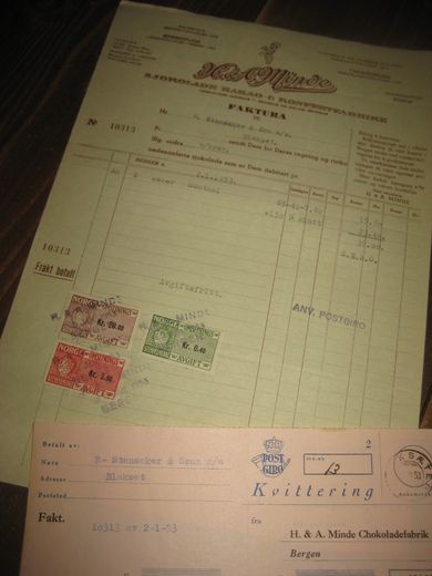 Minde SJOKOLADE - KAKAO & KONFEKTFABRIKK,  2.1. 1953, med kr  23.40 i stempelmerker.