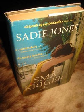 JONES, SADIE: SMÅ KRIGER. 2010.